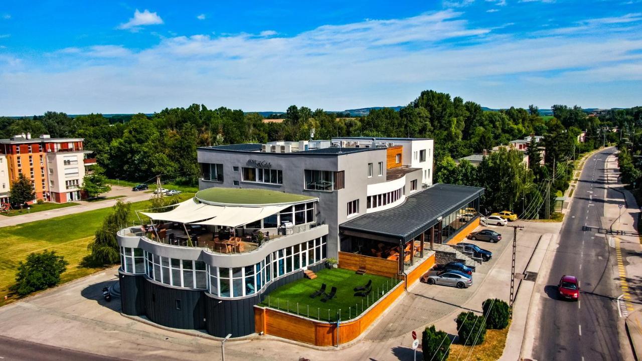 Hotel Kristaly Konferencia & Wellness Ajka Exteriör bild